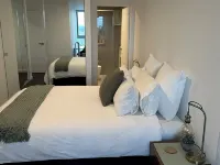 Rise to the Top! Modern 2 Bedroom w/Balcony, Gym, Pool, Spa, Sauna & Steam room Hotels in Moonee Ponds