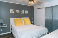 Cozy beach bungalow Hotels in Osprey