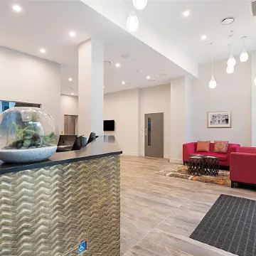 Ramada Suites by Wyndham, Victoria Street West Отели рядом с достопримечательностью «Радиобашня Скай-Тауэр»