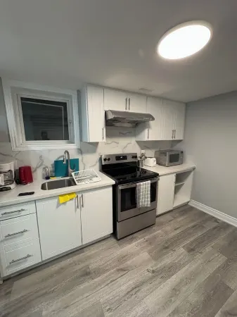 Brand new 1 bedroom Fully Furnished apartment Отели рядом с достопримечательностью «Pearson Convention Center»