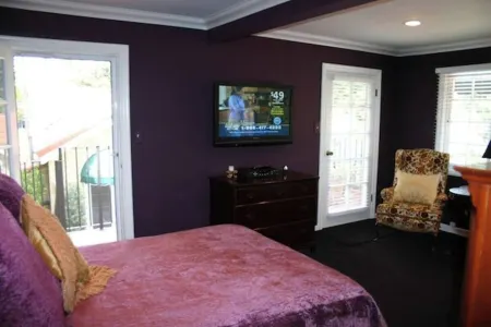 Safe, Clean, New, Charming Studio Отели в г. Шерман-Окс