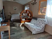 Quiet little hut surrounded by vegetation... Hotels in La Montagne