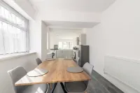 Vibrant 3-Bed Home With Netflix and Large Diner Near Retail and National Parks Hotels in Pontypridd