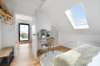 New apartment nestled on the seaside with expansive views of cliffs, sea and sky Hotels in Hastings