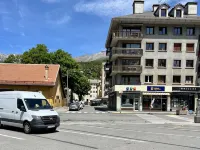 Villa Anita -town center -private parking- wifi. Hotels in Barcelonnette
