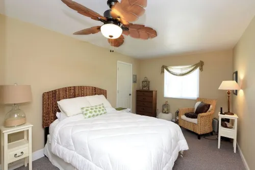 Stylish 4-bedroom cabin with AC, WiFi & boat rental available!