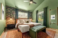 Downtown Bailey Mountain Escape with Sauna, Hot tub and Designated Game Room
