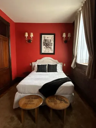 Southern Charm at Trail Suites Inn, Suite C