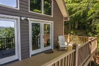 Stunning View! Hot Tub, Grill, Fire Table, Wi-Fi!