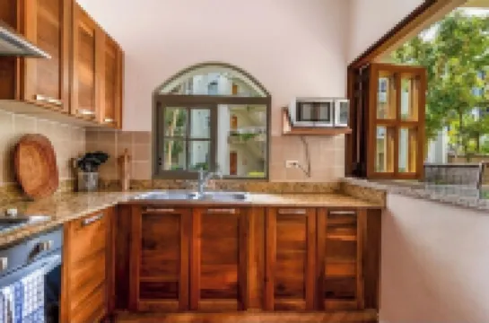 Bonita Village Stay, Steps from Playa las Ballenas.