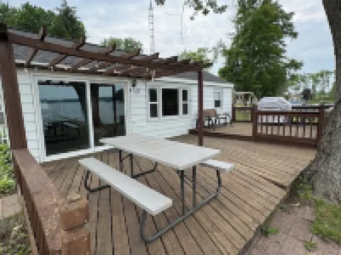 Lakefront 2 Bedroom Cottage Getaway on Chippewa Lake, Michigan Hotéis em Mecosta County