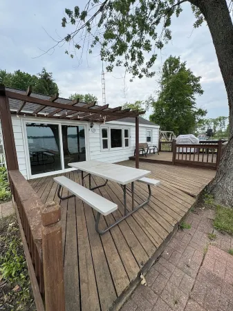 Lakefront 2 Bedroom Cottage Getaway on Chippewa Lake, Michigan