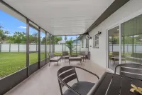 Newly renovated 3BR/2BA home with modern finishes, fast WiFi, central A/C, Hotels in Fort Myers Shores