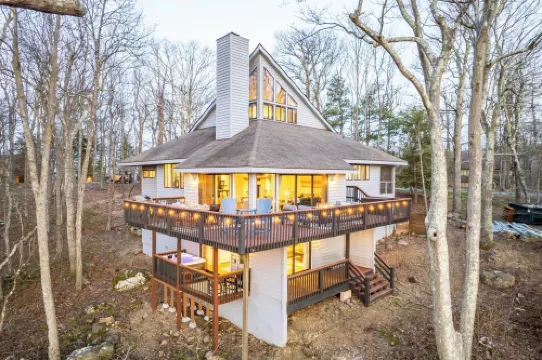 Mountain Views, Hot Tub, Impeccable Design