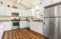 Woodsy Cottage in Downtown