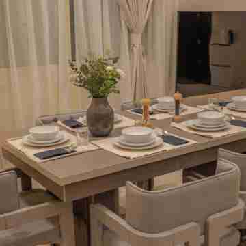 Luxe Penthouse • Epic Views • AUC with WiFi, AC Dining/Meeting Rooms