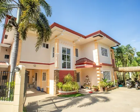 Spacious 5-bedroom Panglao Home with FREE transfers, Infinity Pool, WiFi, & A/C