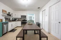 King Size Beds, Chef's Kitchen & Central Location Hotels in West Little River