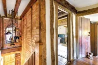 16th Century Chocolate box Thatched Cottage within 2.5 Acres Hotels in West End