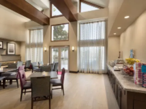 แฮมป์ตัน อินน์แอนด์สวีทส์ สปริงเดล โรงแรมในสปริงเดล