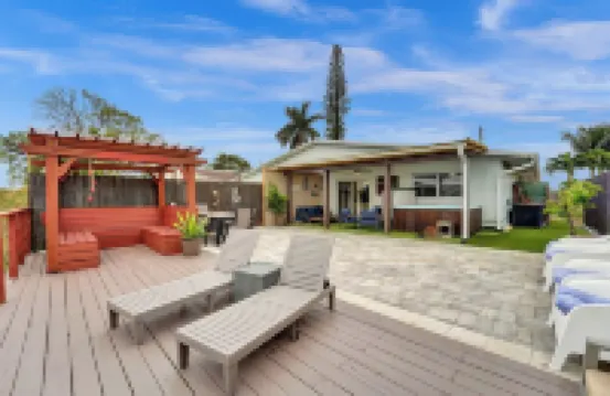 Charming 3-bedroom lake house with hot tub and kayaks located near Dania Beach