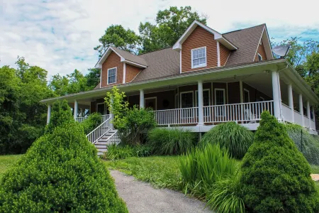 4-bedroom house close to Shenandoah River and VA wineries - WiFi, AC, trampoline