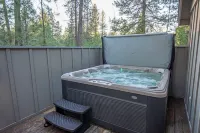 Spacious Sunriver retreat w/hot tub + bikes.  Family + Pet Friendly!