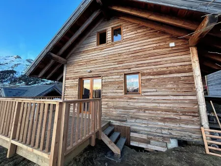Petit Chalet Complétement Rénové Donnant sur la Vallée de Maurienne, ski au Pied