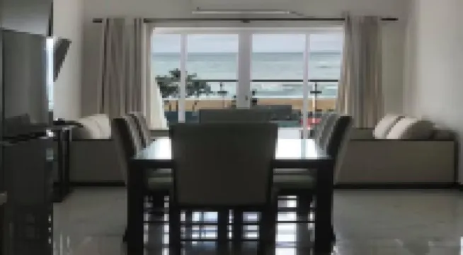 Enjoy a beautiful sunset from your ocean-view bedroom. فنادق في ماونت لافينيا