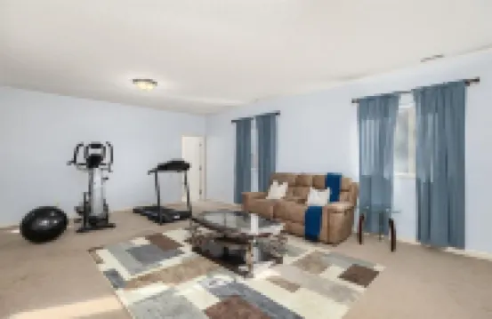 Spacious 4-bedroom house in awesome Pickerington with fitness room, WiFi Hotels in Violet Township