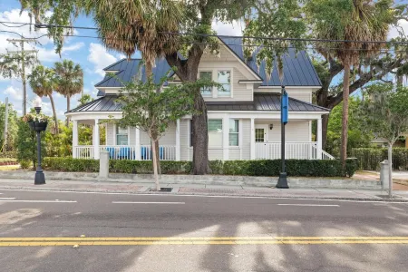 Spacious 5-bedroom historical house in downtown Tarpon Springs with WiFi, AC
