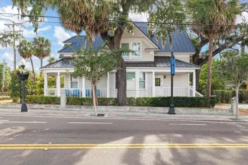 Spacious 5-bedroom historical house in downtown Tarpon Springs with WiFi, AC