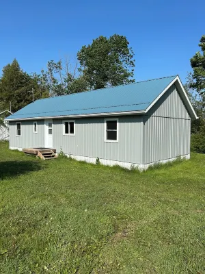 4-bedroom cabin in beautiful Kawartha Lakes with AC 카와싸 레이크스 호텔