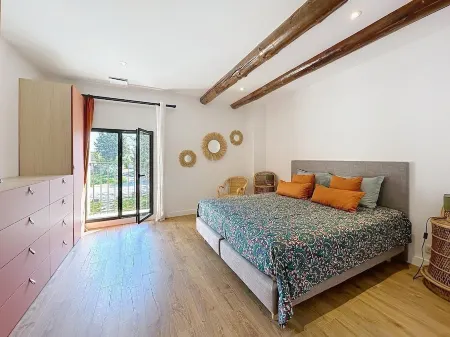 In the middle of 300 olive trees, quiet, part of a farmhouse, with 2 master suites Отели в г. Кавайон