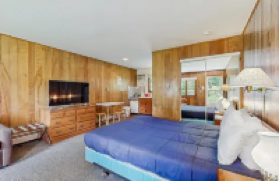 King Birch Lake Home, Unit 4 Hotels in Alton