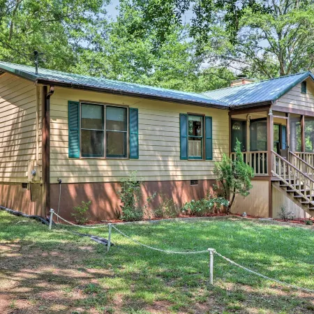 Cozy Pine Mountain Cabin w/ Screened Porch & Yard!
