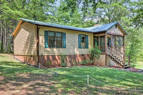 Cozy Pine Mountain Cabin w/ Screened Porch & Yard! - parking