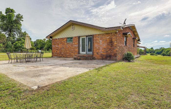 Southwest City Home w/ Fire Pit: 9 Mi to Grove!