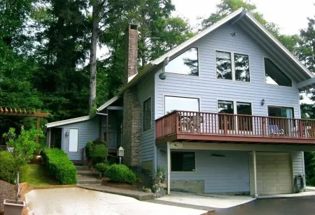 2.5 BLOCKS TO BEACH - 4 BED/3 BATH - INDOOR HOT TUB - OCEAN VIEW -2 PETS WELCOME