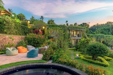 Alamanda Lovina Resort Отели рядом с достопримечательностью «GKII BUKIT KALVARI BANYUSERI»