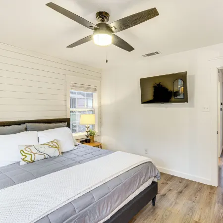 Chic Home ~ 2 Mi to TTU w/ Grill & Yard in Lubbock