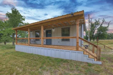 Cates Cottage in the Hill Country 8 Mins to Fred!