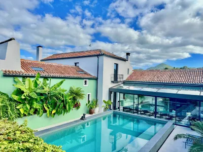 Maison Émeraude Hotels near Casamatas ao Areal de Santa Bárbara