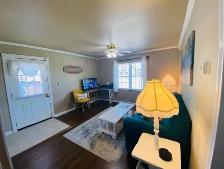 Charming Bungalow-safe area-8 minutes from S Tulsa Отели в г. Крик