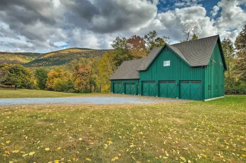 Luxe 'Green Barn' Near Skiing w/ Mt Equinox Views! - Апартаменты
