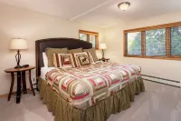 Creekside Luxury Retreat • 8Br • Walk to Shops, Dining & Shuttle • Sleeps 22