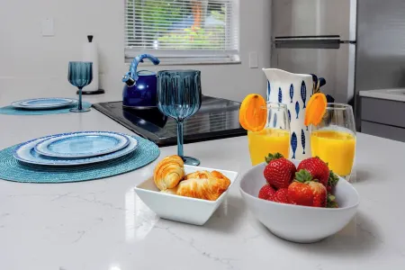 New Steps to Downtown • 7 Mins to Beach + Parking Отели рядом с достопримечательностью «Jasmin Park»