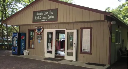 Spacious Cabin w/hot tub , pool and lake access, sleeps 8