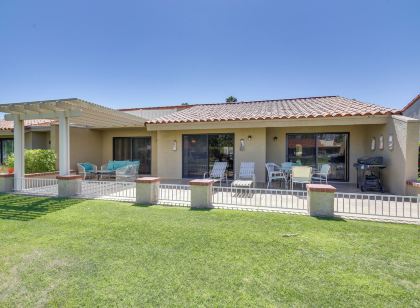 Palm Desert Condo - Golf Course View and Pool Access
