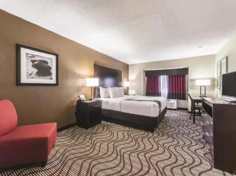 La Quinta Inn & Suites by Wyndham Collinsville - St. Louis